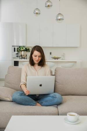 Canadian completing a legally valid online will kit from home
