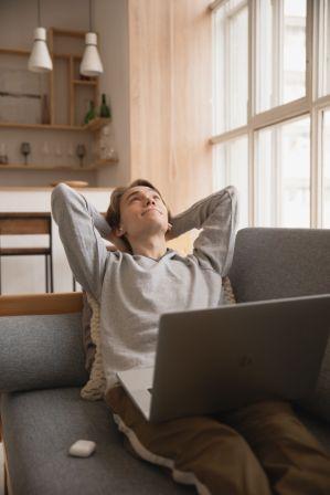 Canadian completing their will online at home after comparing estate planning options