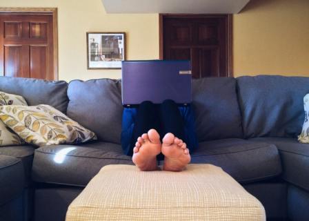 Canadian completing an affordable online will kit at home instead of a government will kit