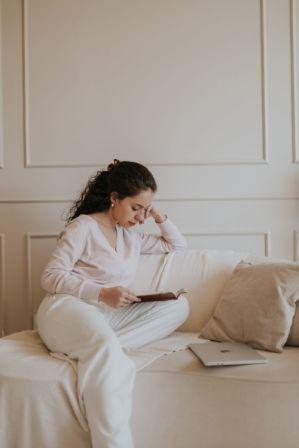 Canadian completing their will online at home after working through a will checklist