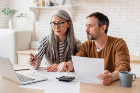 Canadian adults researching free will kit options online at home