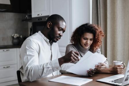 Two Canadians discussing executor and beneficiary roles for an estate plan